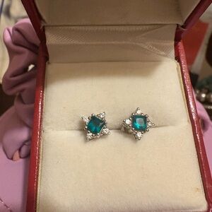 Elegant 14 K white gold with Green emerald and 4 diamonds earrings